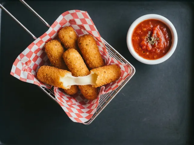 Mozzarella Sticks, 6 pieces from Chicago Pizza and Pasta in Irving, Texas